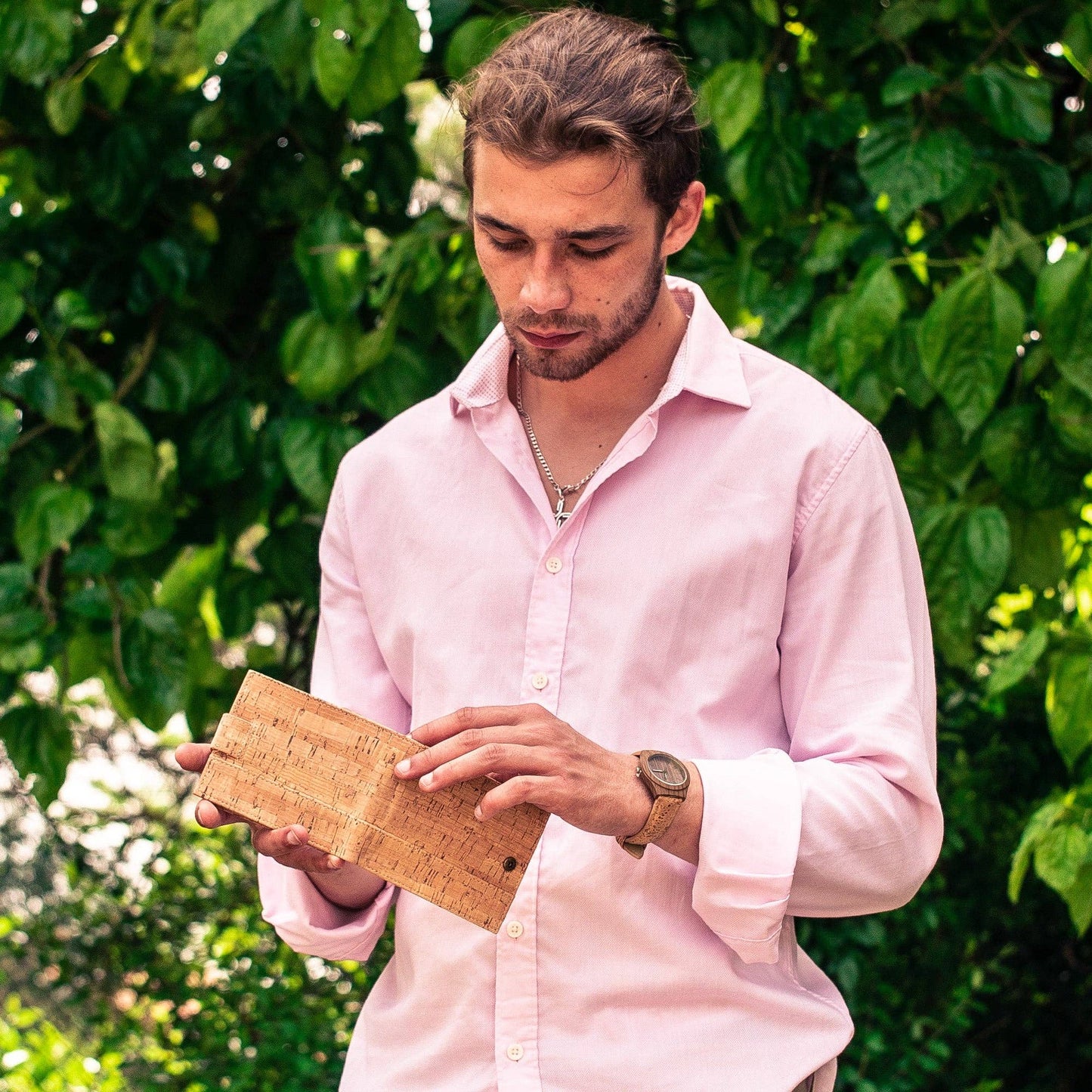 Compact natural cork wallet in front pocket – sustainable men’s accessory